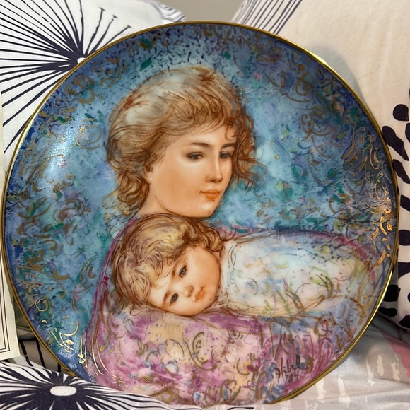 1984 Edna Hibel Mothers Day Plate,22k Gold Rim plate #4692E - Picture 1 of 9